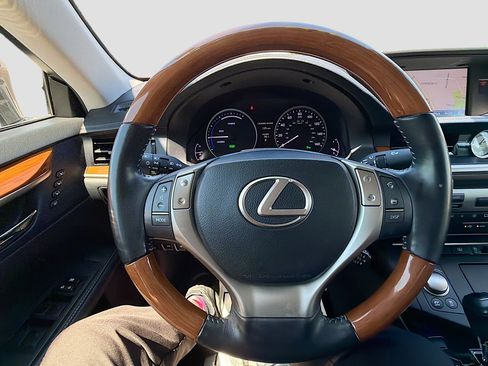 Used 2013 Lexus ES 300h w/ Luxury Pkg image 11