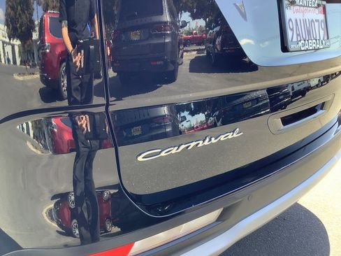 Used 2022 Kia Carnival LX image 41