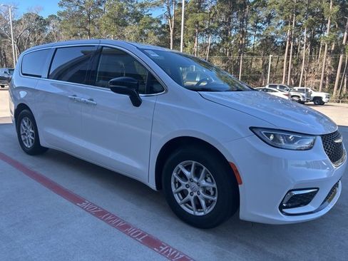 Used 2025 Chrysler Pacifica Select image 3