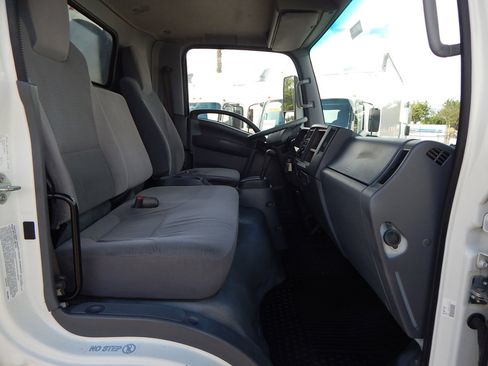 Used 2018 Isuzu NPR image 19