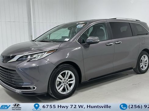 Used 2023 Toyota Sienna Limited image 1