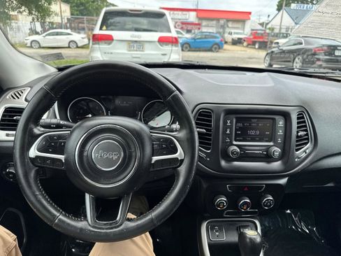 Used 2018 Jeep Compass Latitude FWD image 19