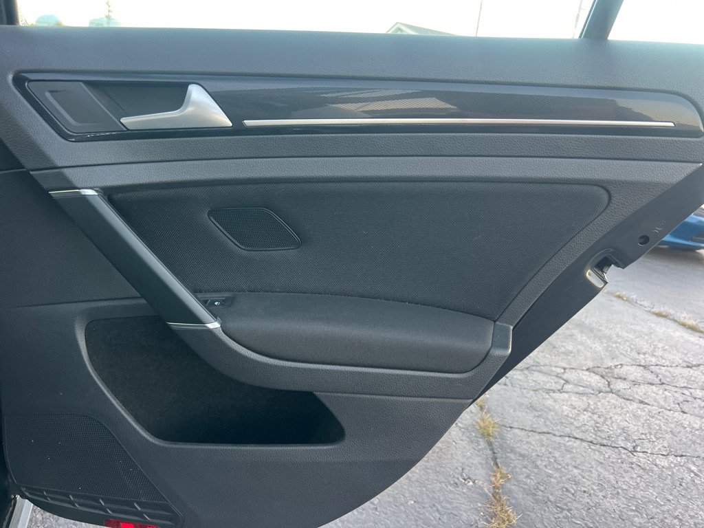 Used 2017 Volkswagen Golf 4-Door FWD image 14
