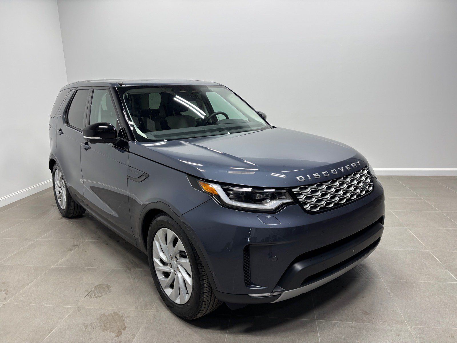New 2025 Land Rover Discovery S AWD/4WD image 4