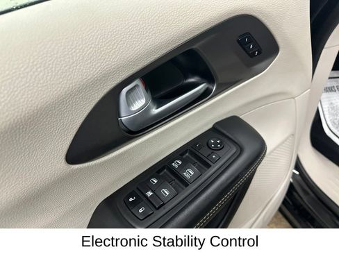 Used 2024 Chrysler Pacifica Touring-L FWD image 35