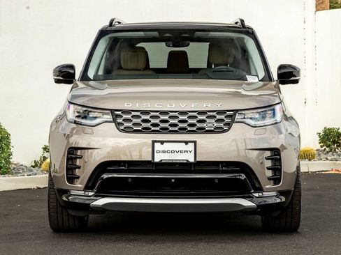 Used 2025 Land Rover Discovery Metropolitan Edition AWD/4WD image 3