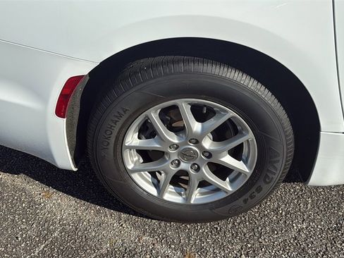 Used 2022 Chrysler Pacifica Touring-L image 10