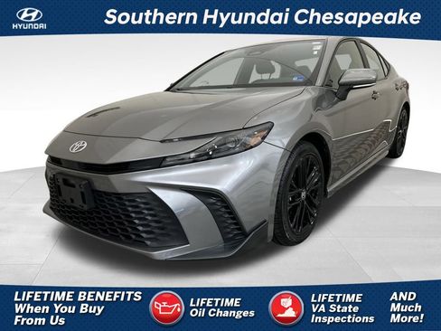 Used 2025 Toyota Camry SE FWD image 1