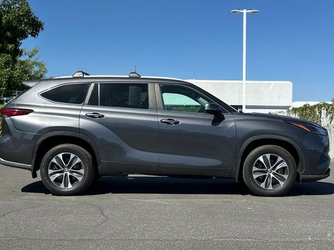 Used 2023 Toyota Highlander L image 3