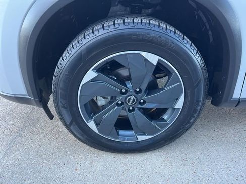 Used 2024 Nissan Rogue SV image 5