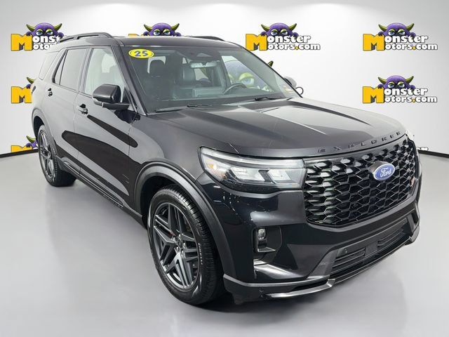 Used 2025 Ford Explorer ST AWD/4WD image 3