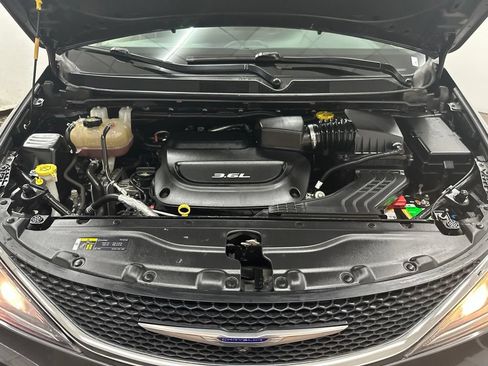 Used 2018 Chrysler Pacifica Touring-L Plus w/ Advanced Safetytec Group FWD image 13