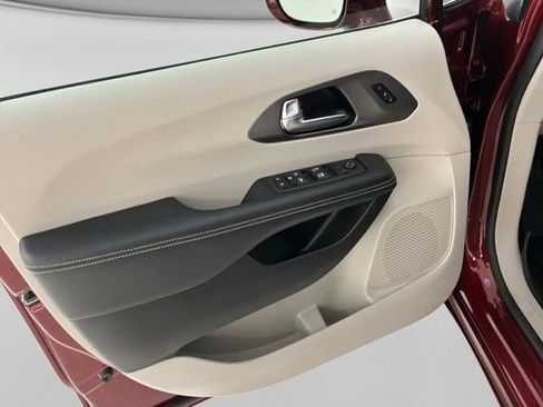 Used 2022 Chrysler Pacifica Touring-L AWD/4WD image 13
