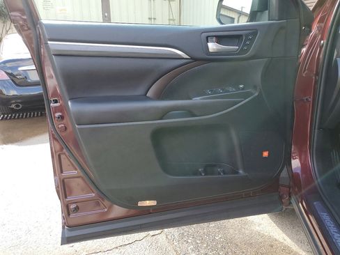 Used 2019 Toyota Highlander AWD V6 image 17