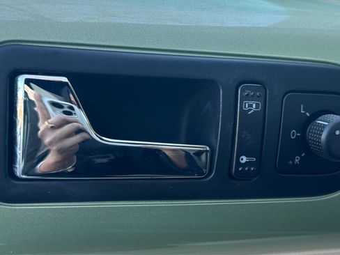 Used 2009 Volkswagen Beetle S image 39