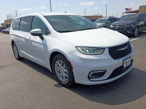 Used 2023 Chrysler Pacifica Touring-L image 2