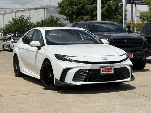 Used 2025 Toyota Camry SE FWD image 2