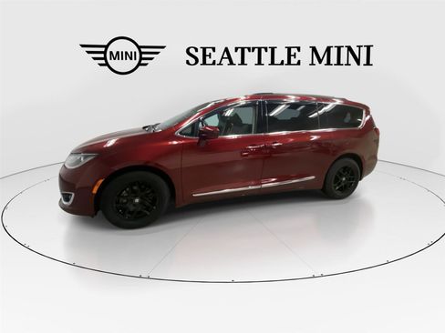 Used 2017 Chrysler Pacifica Touring-L FWD image 5