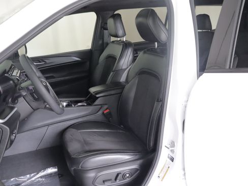 Used 2023 Jeep Grand Cherokee L Laredo AWD/4WD image 7