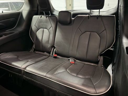 Used 2025 Chrysler Pacifica Limited FWD image 21