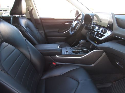 Used 2023 Toyota Highlander L image 9