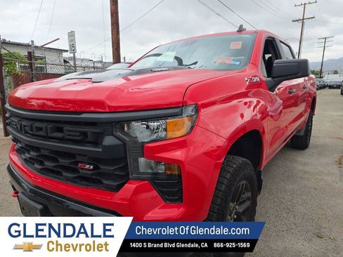 Used 2025 Chevrolet Silverado 1500 Custom Trail Boss w/ LPO, Dark Essentials Package AWD/4WD image 2