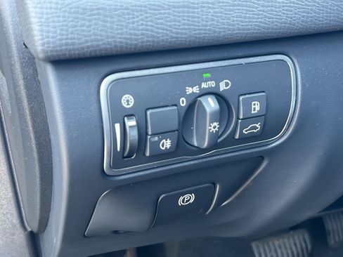 Used 2017 Volvo XC60 T6 Dynamic w/ Preferred Option Package image 25