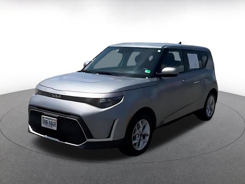 Used 2025 Kia Soul LX w/ LX Technology Package FWD image 4