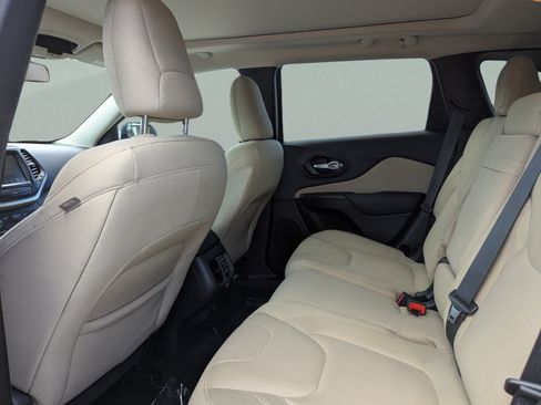Used 2016 Jeep Cherokee Latitude w/ Comfort/Convenience Group FWD image 15