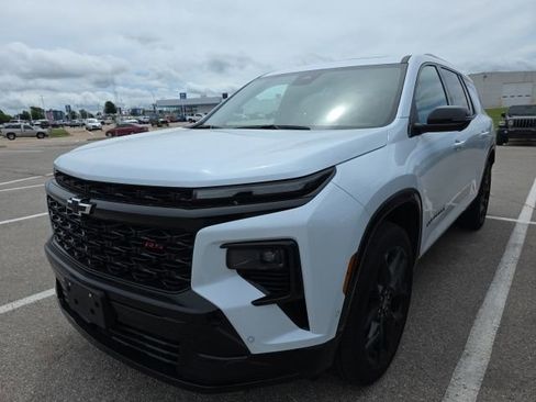 Used 2026 Chevrolet Traverse RS FWD image 1