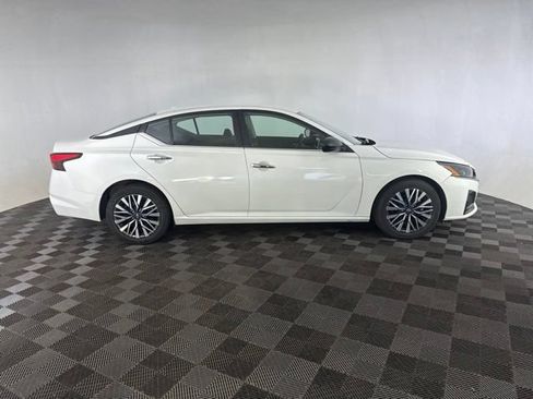Used 2025 Nissan Altima 2.5 SV FWD image 6