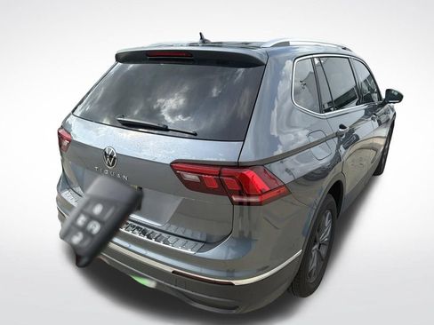 Used 2023 Volkswagen Tiguan SE w/ Panoramic Sunroof Package FWD image 3