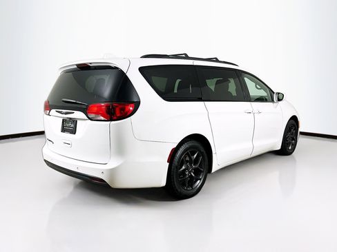 Used 2018 Chrysler Pacifica Touring-L w/ Premium Audio Group image 9