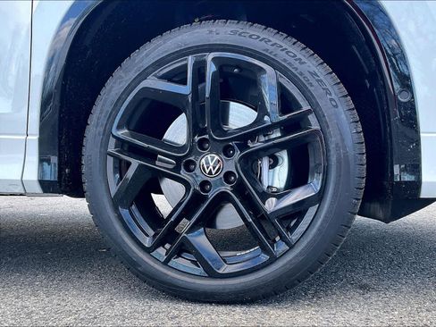 New 2026 Volkswagen Tiguan SE R-Line image 8