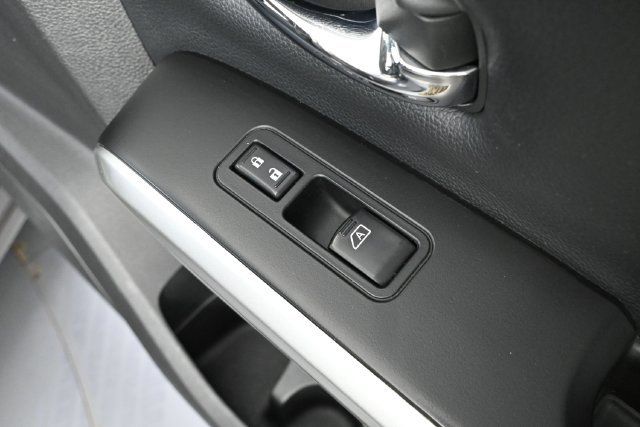 Used 2018 Nissan Titan SV AWD/4WD image 34