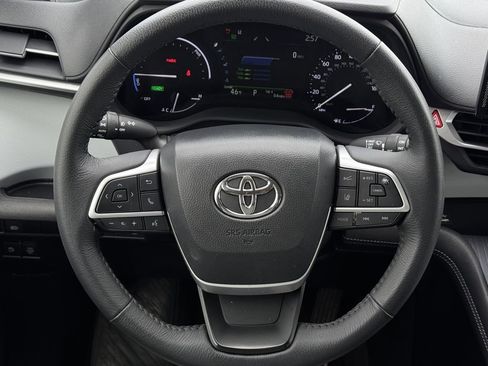 Used 2025 Toyota Sienna XLE image 14