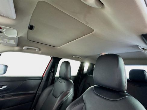 Used 2016 Jeep Renegade Latitude FWD image 15
