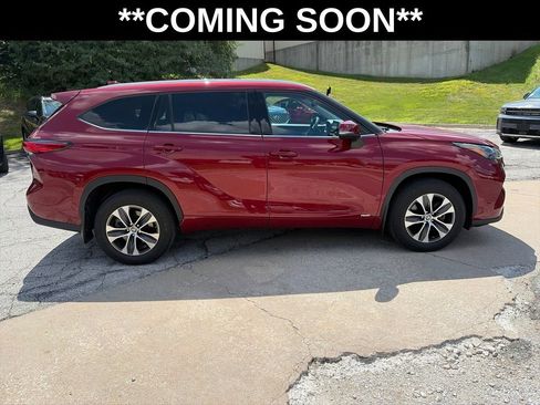 Used 2022 Toyota Highlander XLE AWD/4WD image 4