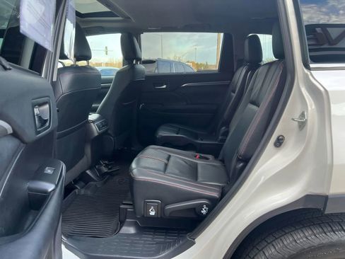 Used 2019 Toyota Highlander SE image 16