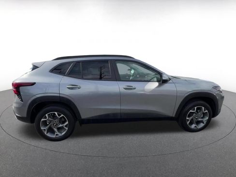 Used 2025 Chevrolet Trax LT FWD image 16