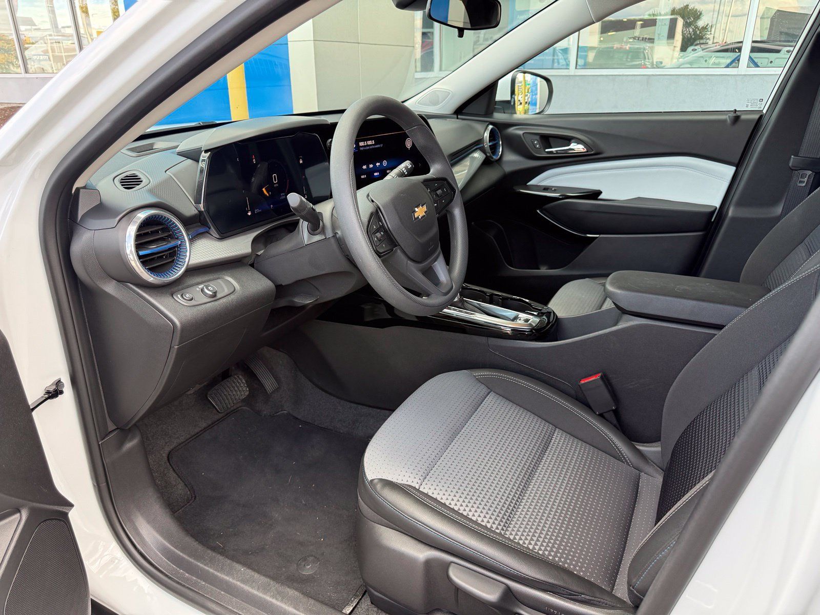 Used 2025 Chevrolet Trax LT FWD image 19