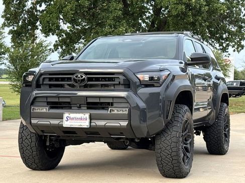 Used 2025 Toyota 4Runner SR5 AWD/4WD image 3