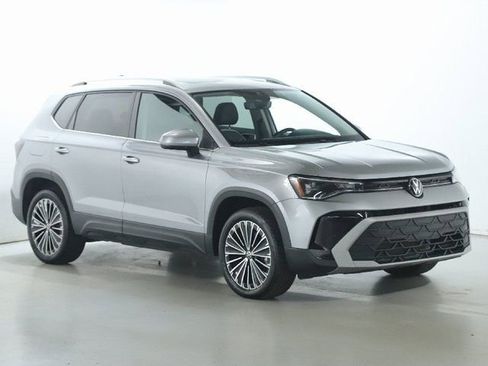 Used 2025 Volkswagen Taos SE FWD image 9