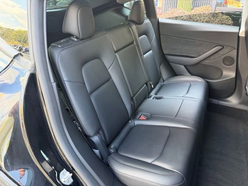 Used 2022 Tesla Model Y Long Range image 37