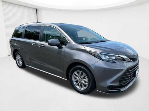 Used 2024 Toyota Sienna LE w/ LE Plus Package AWD/4WD image 3