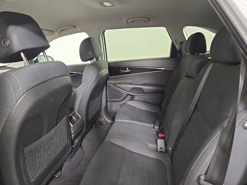 Used 2017 Kia Sorento AWD w/ LX Convenience Package image 16