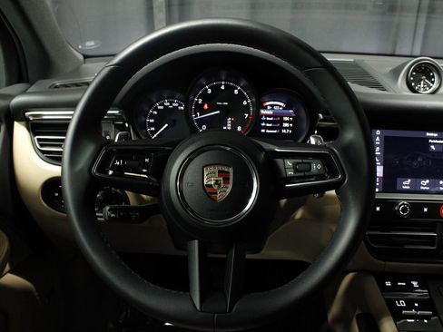 Certified 2025 Porsche Macan AWD/4WD image 12