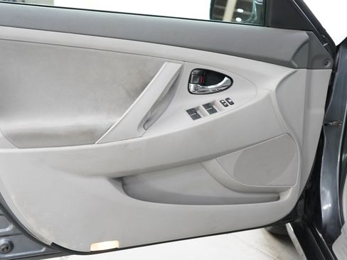 Used 2011 Toyota Camry LE FWD image 17