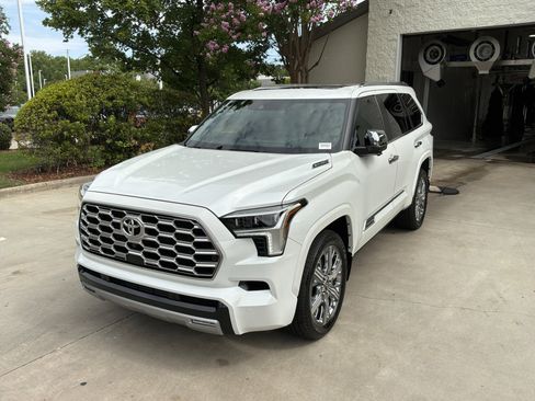 Used 2025 Toyota Sequoia Capstone AWD/4WD image 5