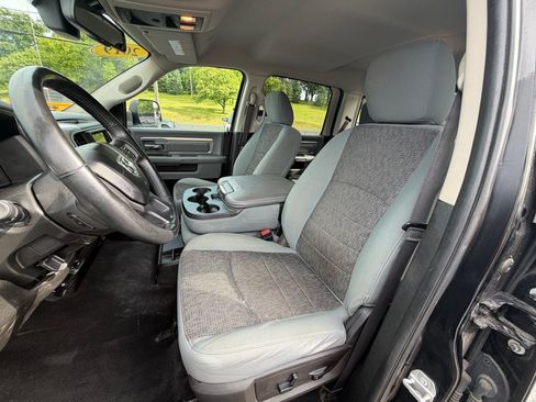 Used 2019 RAM 1500 Classic SLT w/ Black Appearance Group AWD/4WD image 12